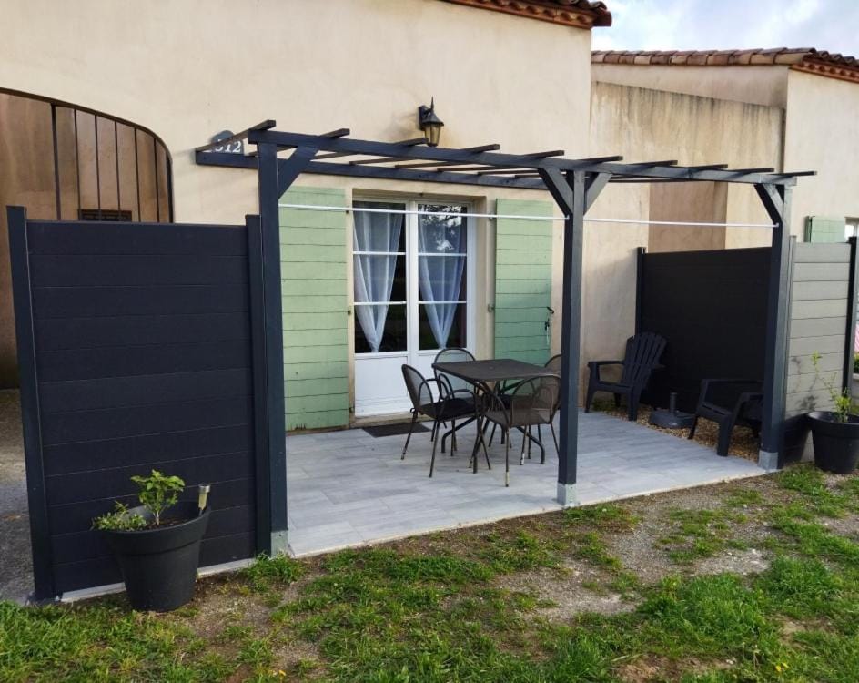 Property building, Patio, Day, Garden, Dining area, Garden view