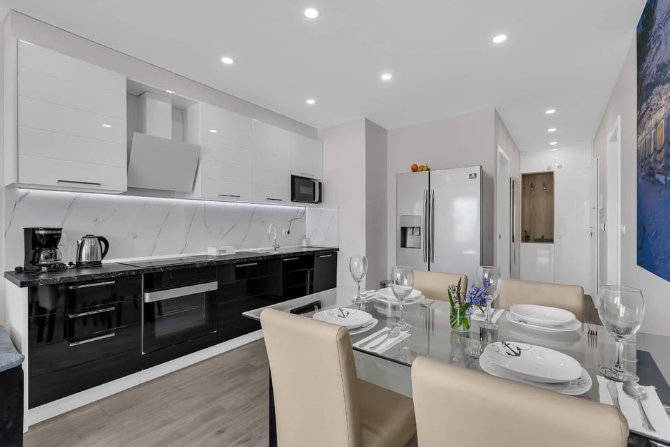 Kitchen or kitchenette, Dining area