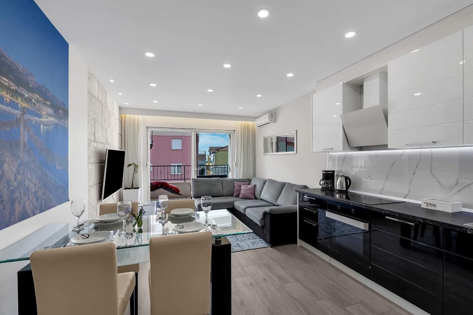 TV and multimedia, Kitchen or kitchenette, Living room, Seating area, Dining area