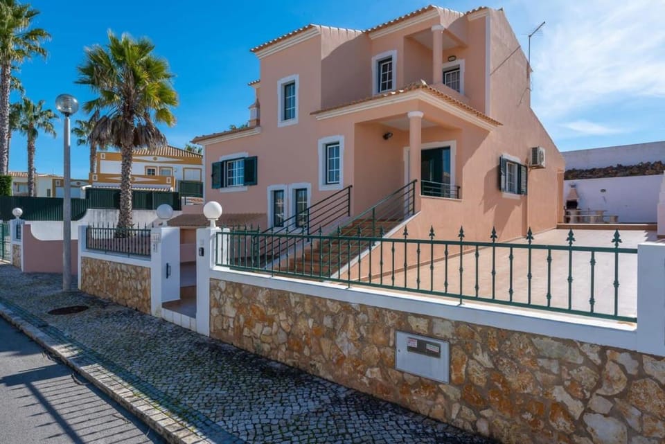 Villa Santa Maria - close to Albufeira old town Villa in Guia