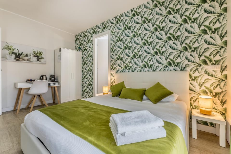 Bedroom, towels