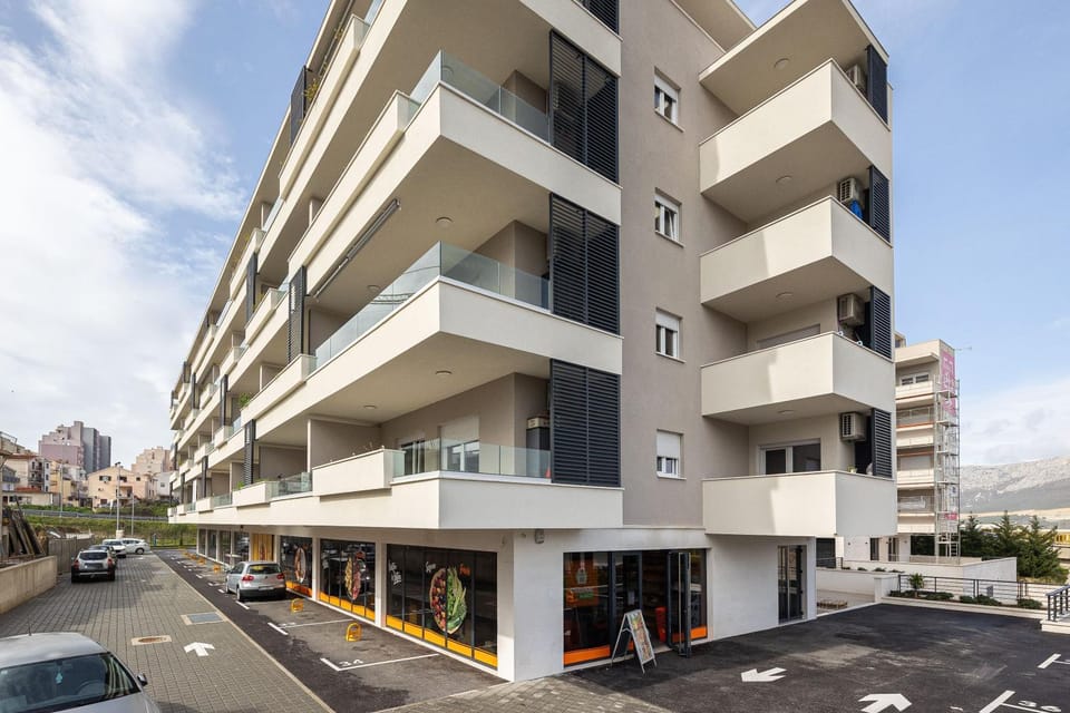 Property building, Day, Neighbourhood, Location