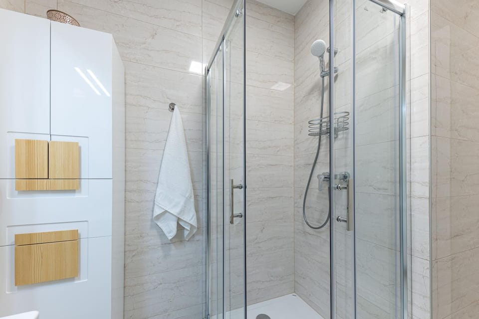 Shower, towels