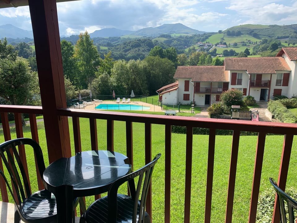 HOSTA Piscine Vue Montagnes Apartment in Espelette