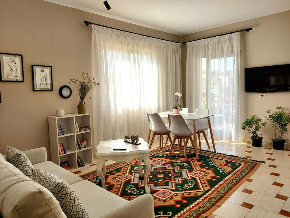 TV and multimedia, Living room, Seating area, Dining area