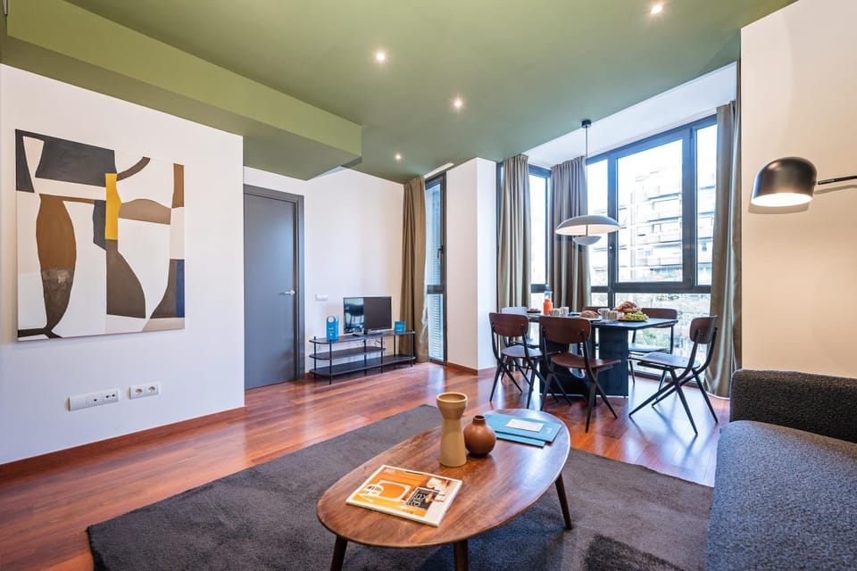 TV and multimedia, Living room, Seating area, Dining area