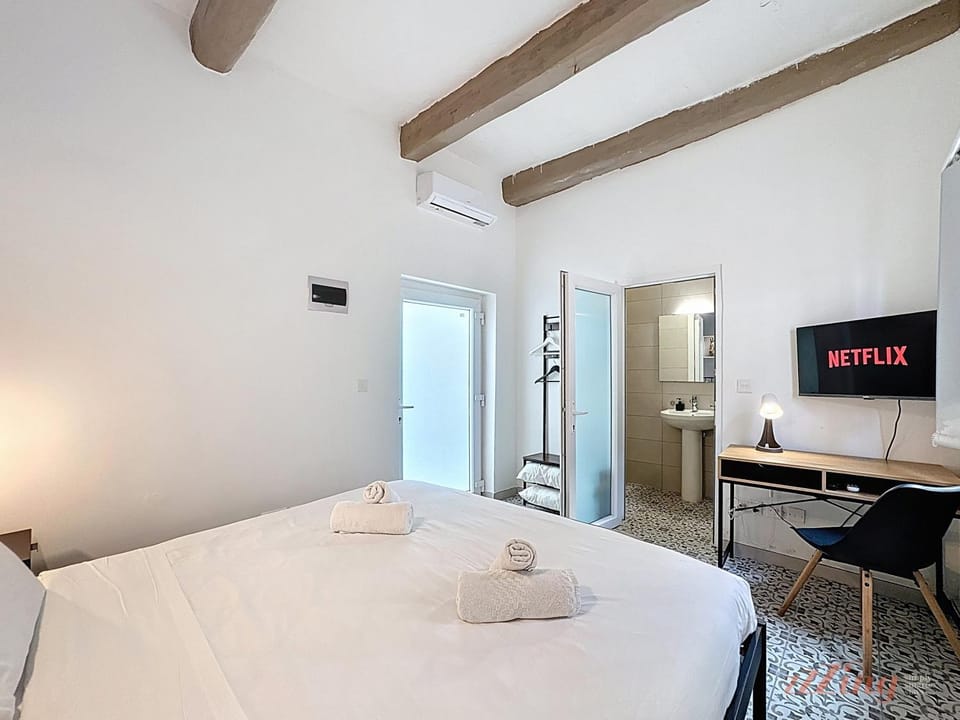 Bed, TV and multimedia, Bedroom, towels