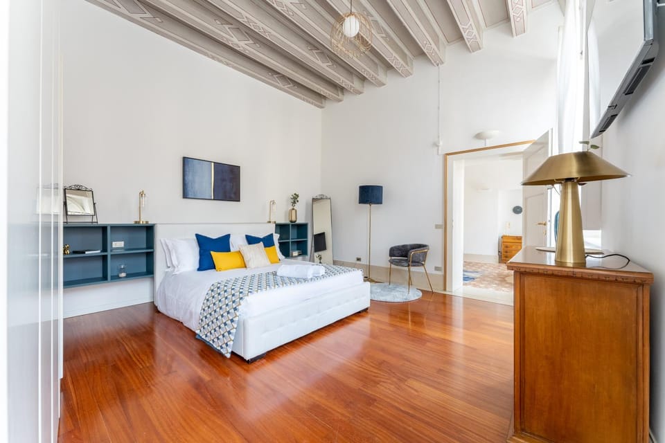 Bed, TV and multimedia, Bedroom