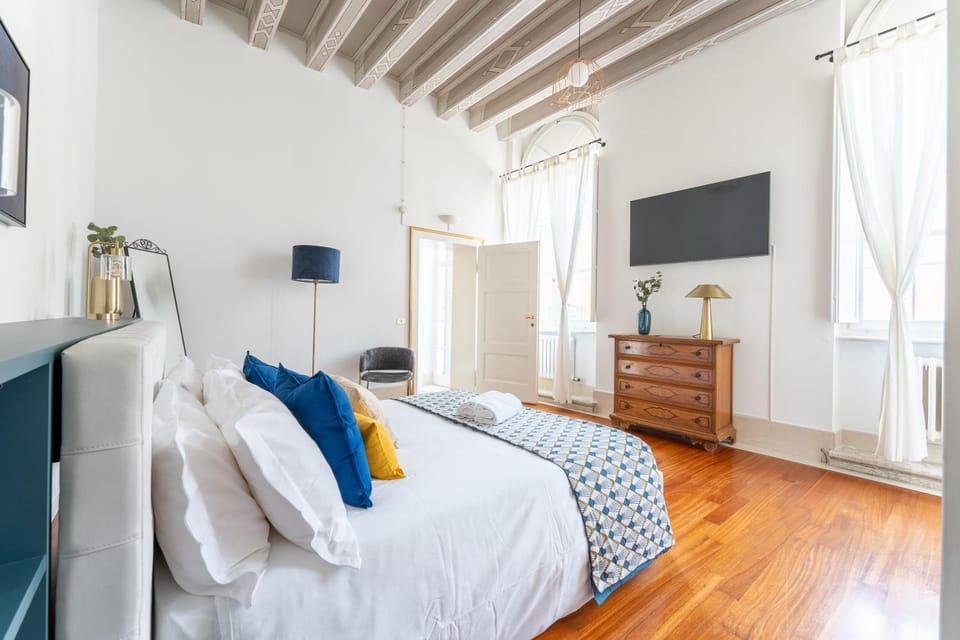 Bed, TV and multimedia, Evening entertainment, Bedroom