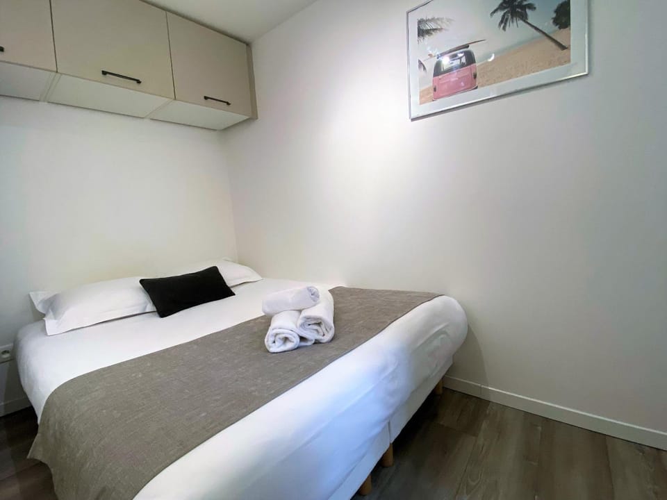 Bed, Photo of the whole room, Bedroom, towels, air conditioner