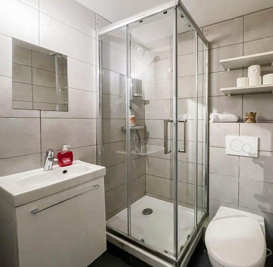 Shower, Toilet, Bathroom, towels