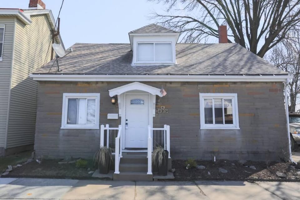 Updated & Comfy Bungalow with Parking Easy Access House in Pittsburgh