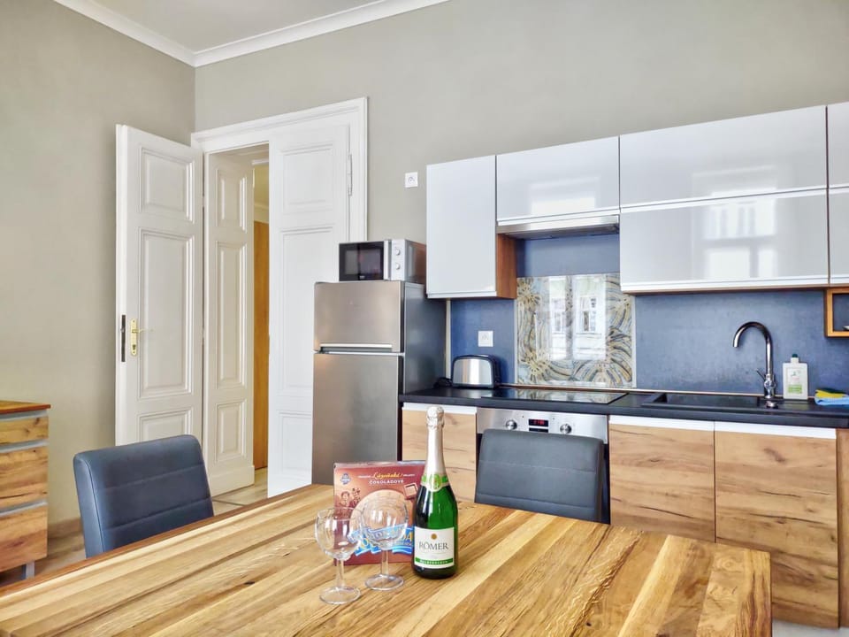 Kitchen or kitchenette, Dining area, Drinks, minibar, pet friendly, stove