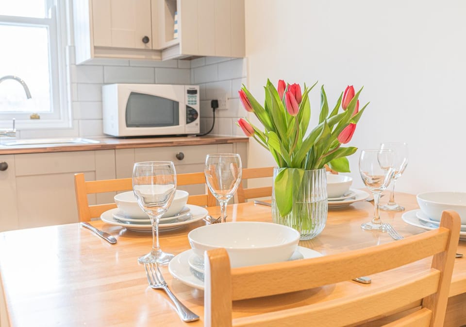Kitchen or kitchenette, Dining area, microwave