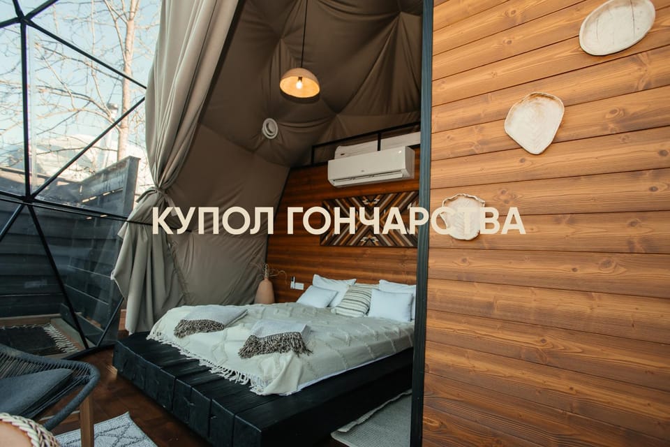 Photo of the whole room, Bedroom, Text overlay