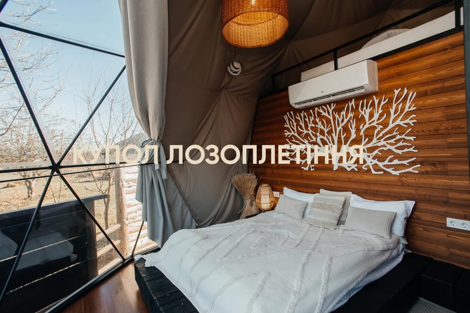 Photo of the whole room, Bedroom, Text overlay