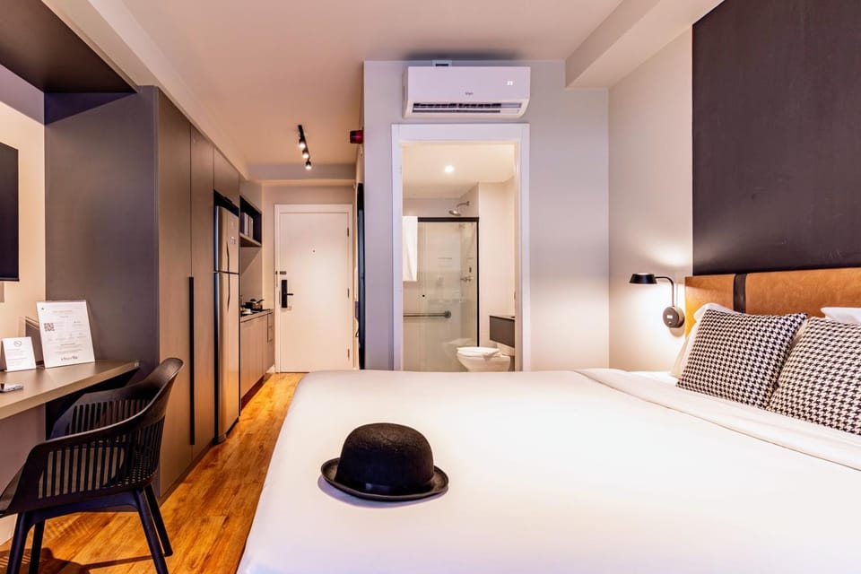 Bed, TV and multimedia, Photo of the whole room, Bedroom, wardrobe, air conditioner