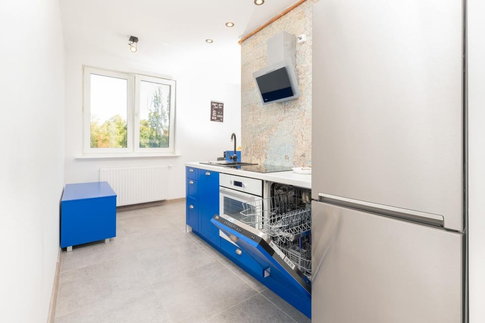 Kitchen or kitchenette, dishwasher, stove