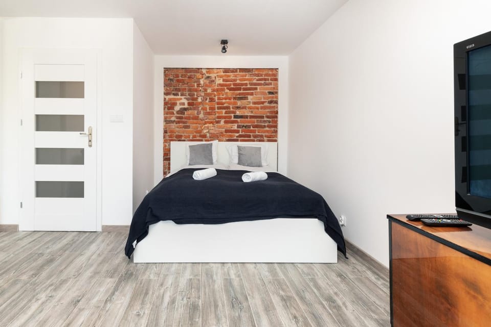Bed, TV and multimedia, Bedroom