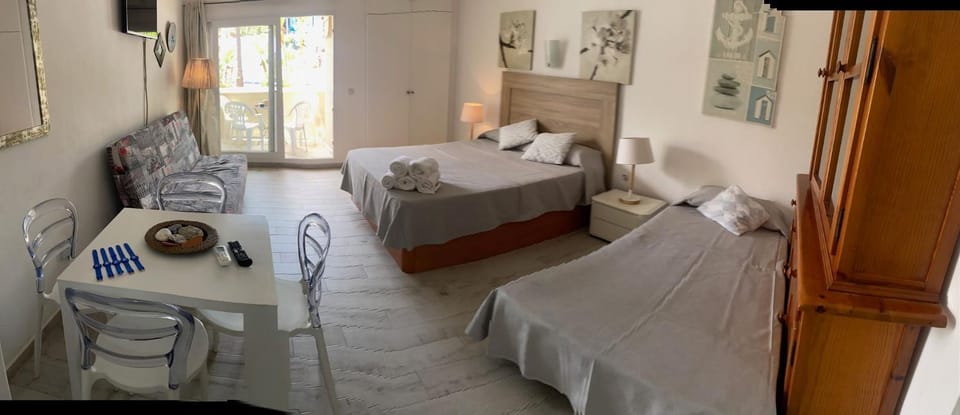 Bedroom, air conditioner