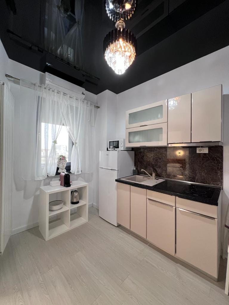 Kitchen or kitchenette, minibar