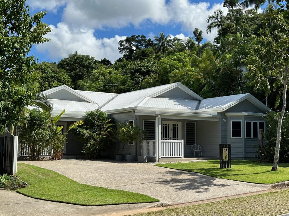 Property building, Spring, Day, Natural landscape, Garden, Garden view, Street view, Quiet street view