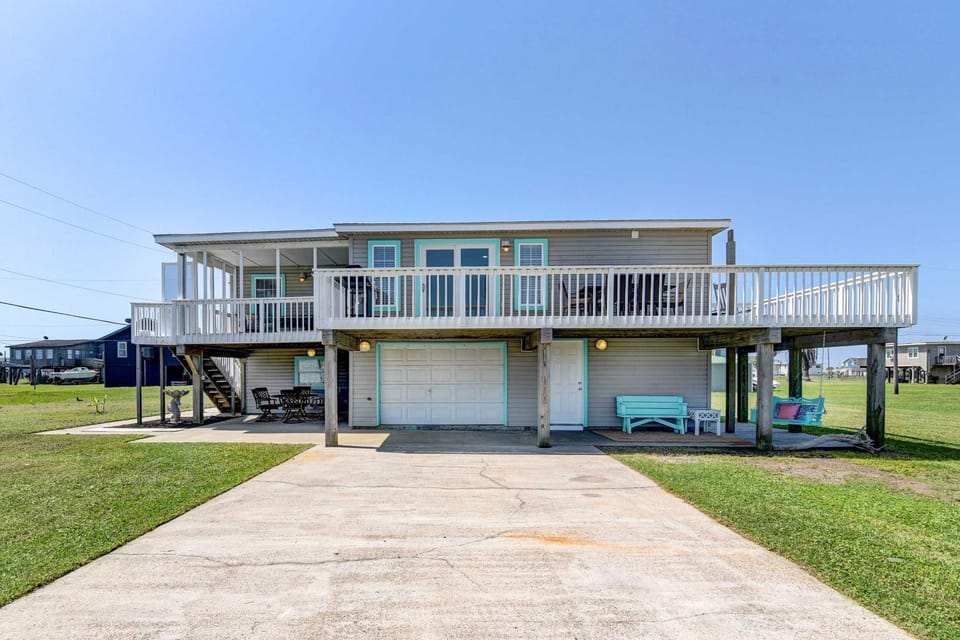Walk to Beach & Bay: Galveston Home w/ Pier Access House in Galveston Island