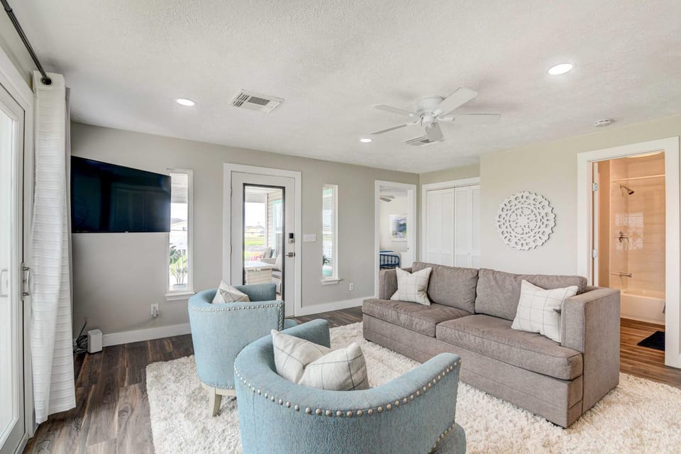 Walk to Beach & Bay: Galveston Home w/ Pier Access House in Galveston Island