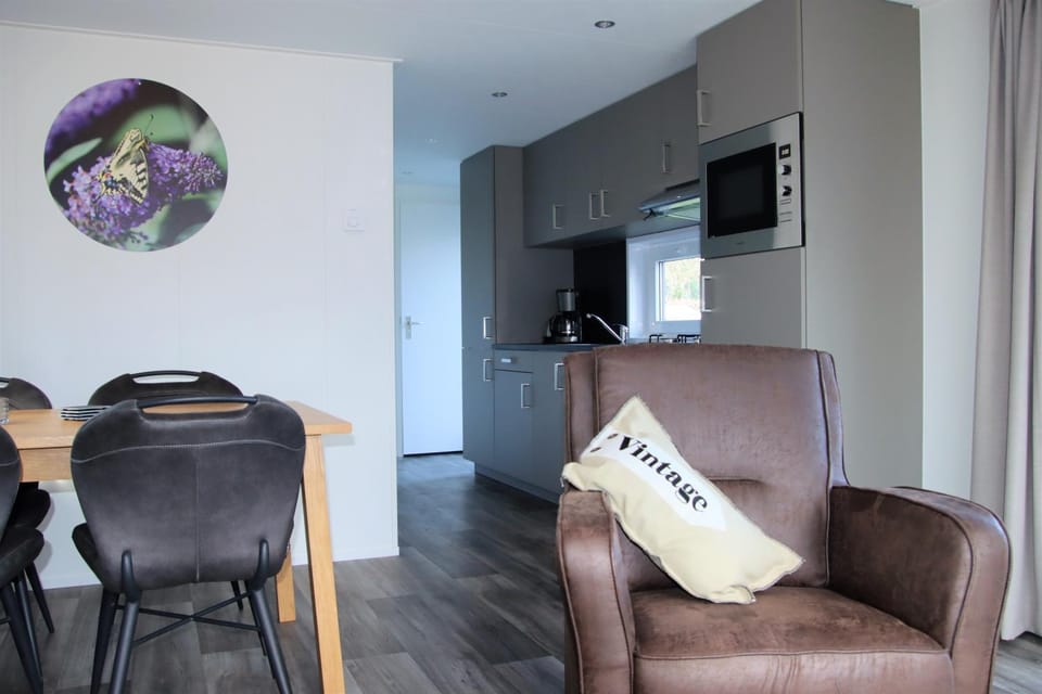 Dining area, kitchen