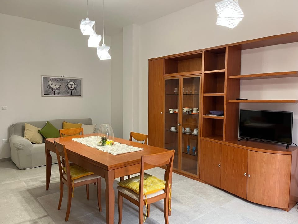 TV and multimedia, Living room, Seating area, Dining area
