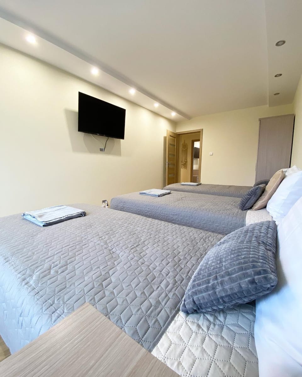 Bed, TV and multimedia, Photo of the whole room, Seating area, Evening entertainment, Bedroom