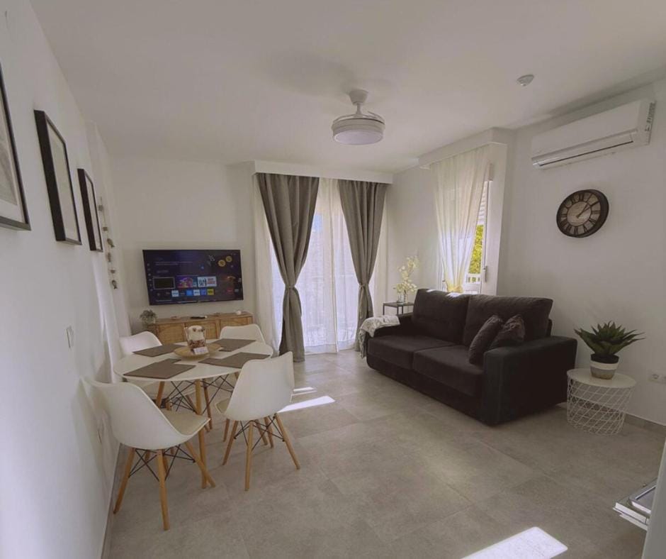 TV and multimedia, Living room, Seating area, Dining area, air conditioner