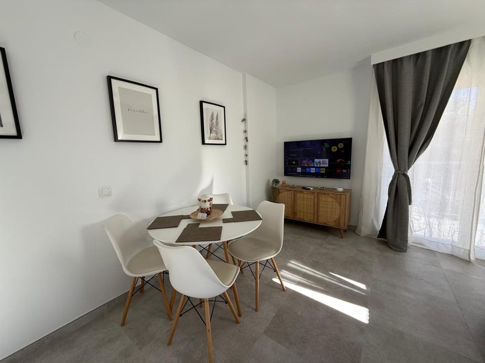 TV and multimedia, Seating area, Dining area