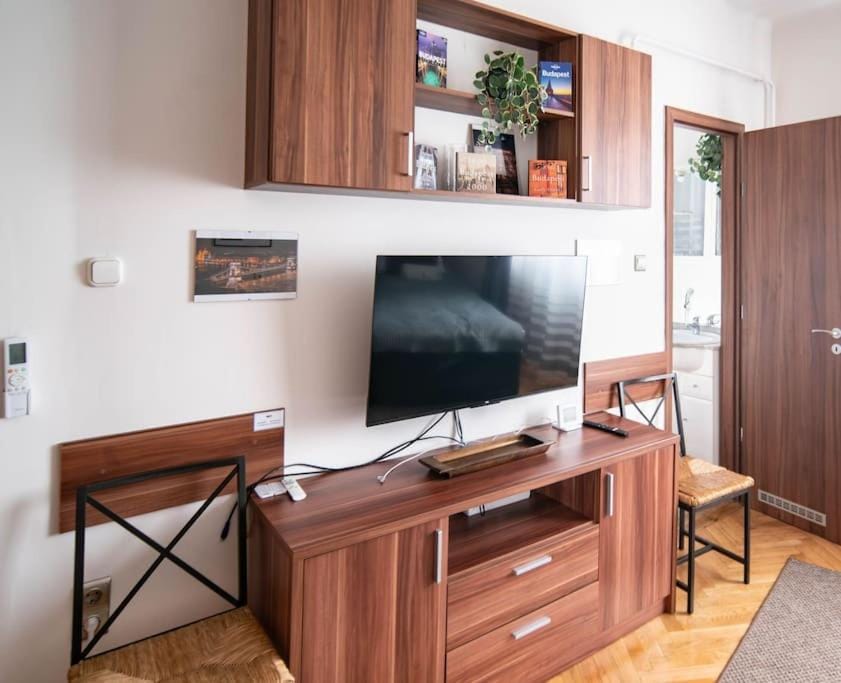 BumbleBee Apartment with AC Apartment in Budapest