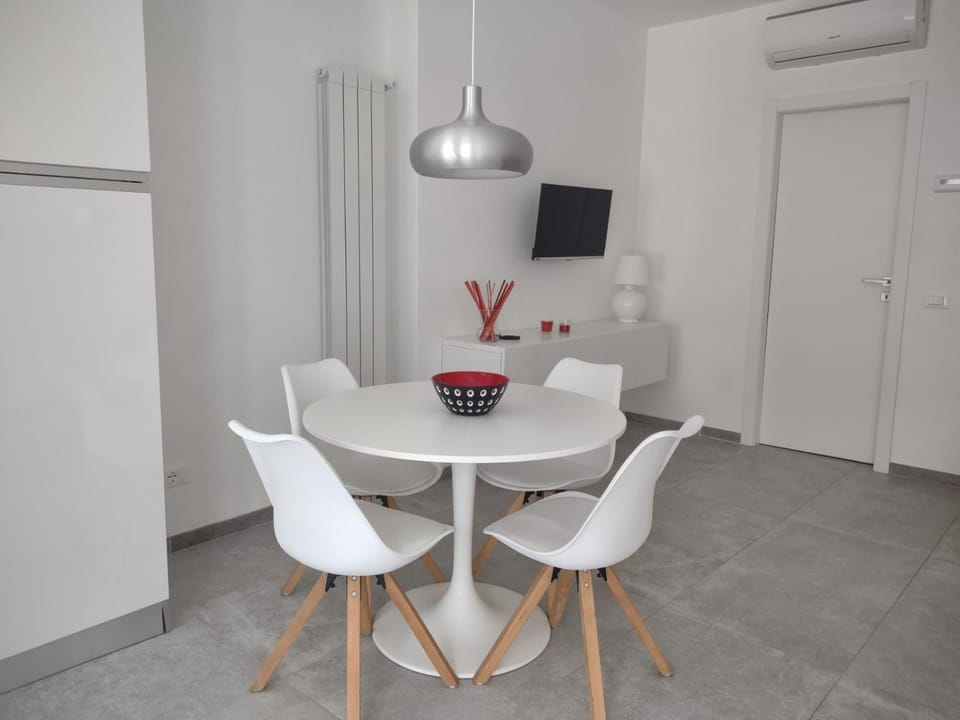 TV and multimedia, Living room, Seating area, Dining area, air conditioner