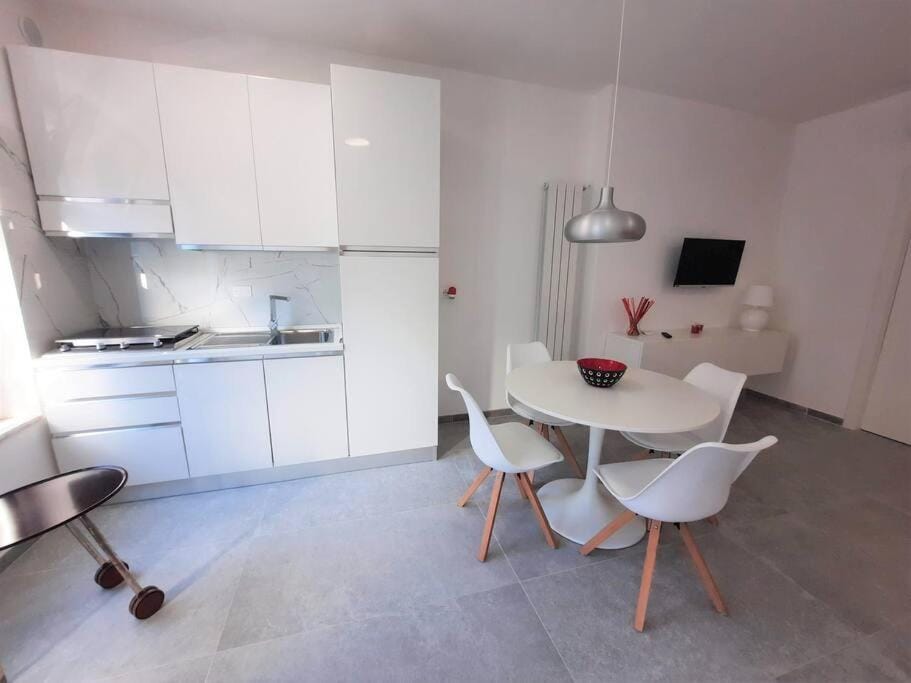 Kitchen or kitchenette, Seating area, stove