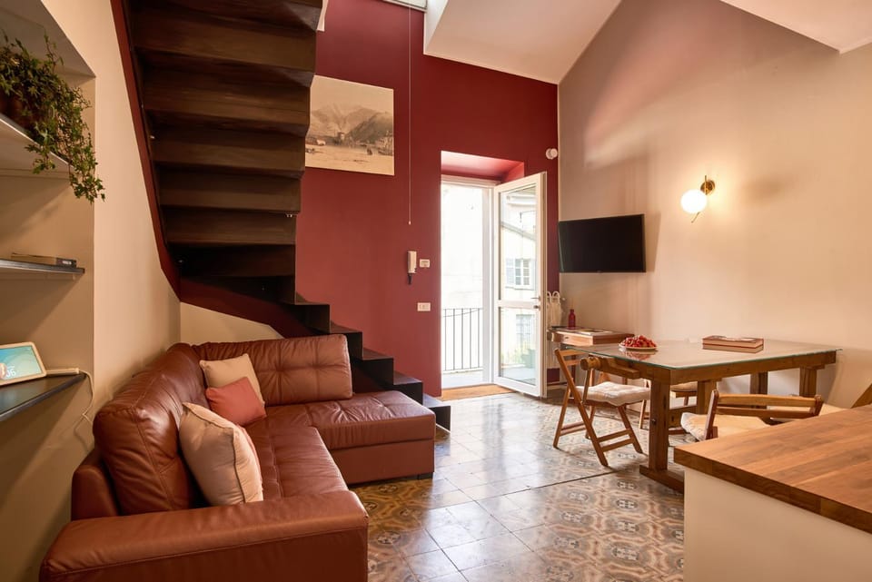 TV and multimedia, Living room, Seating area, Dining area