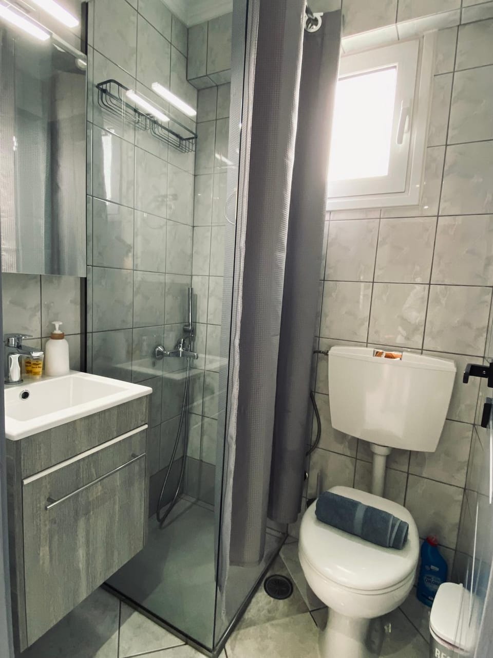 Shower, Toilet, Bathroom, towels