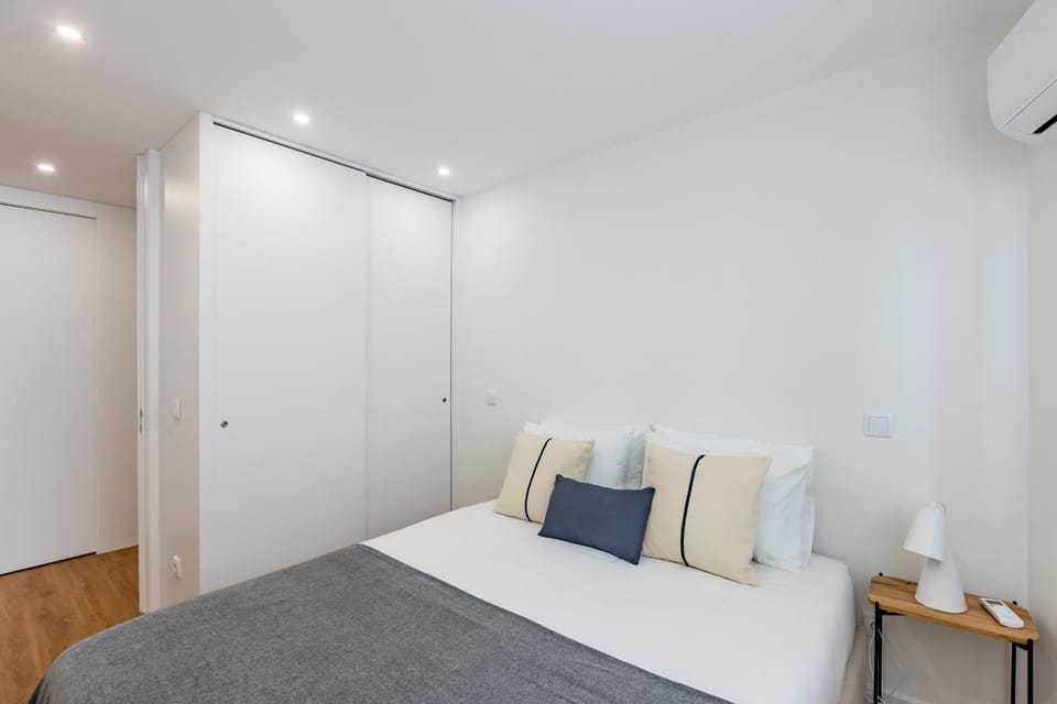 Bed, Bedroom, wardrobe, air conditioner