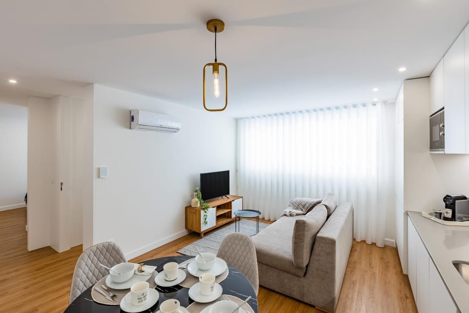 TV and multimedia, Kitchen or kitchenette, Living room, Dining area, air conditioner