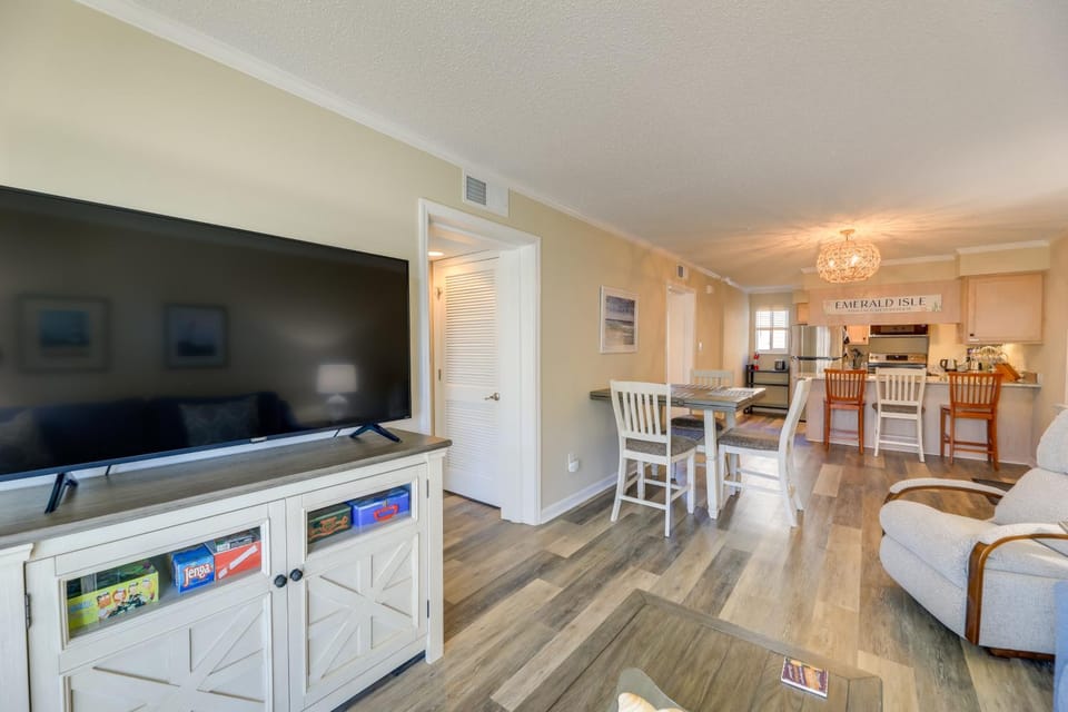 Emerald Isle Vacation Rental w/ Resort Pool! House in Emerald Isle