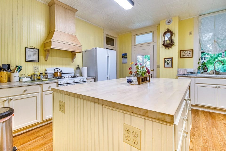 Creekfront Yellville Manor with Parlors and Fire Pit! House in Arkansas