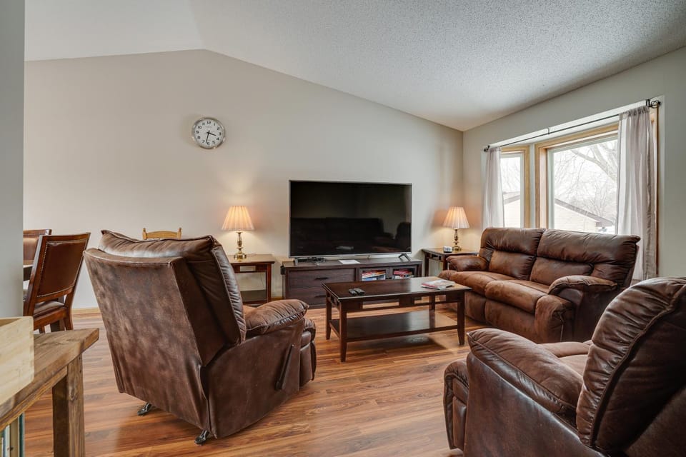 2 Mi to Super Rink: Sporty Group Getaway in Blaine House in Blaine
