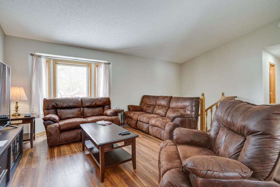 2 Mi to Super Rink: Sporty Group Getaway in Blaine House in Blaine