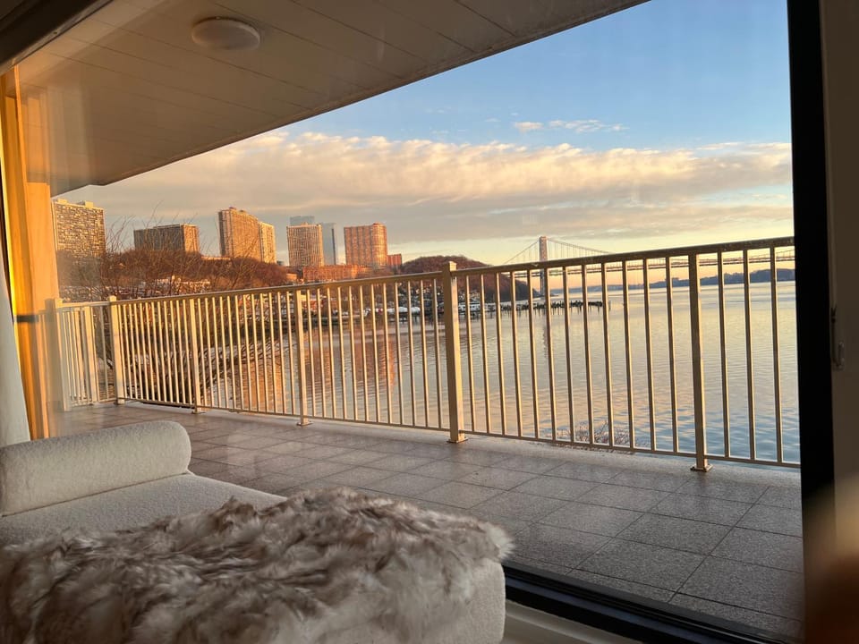 Panorama Hudson River view Apartment in Fort Lee