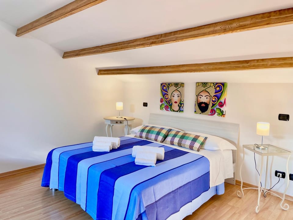 Bed, Bedroom, towels