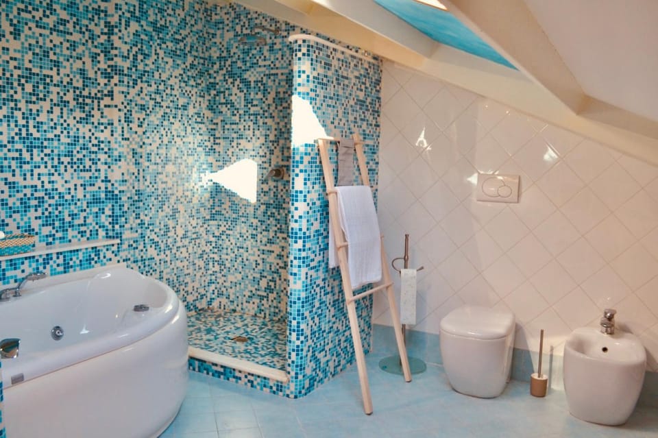 Shower, Toilet, Bathroom, Bath