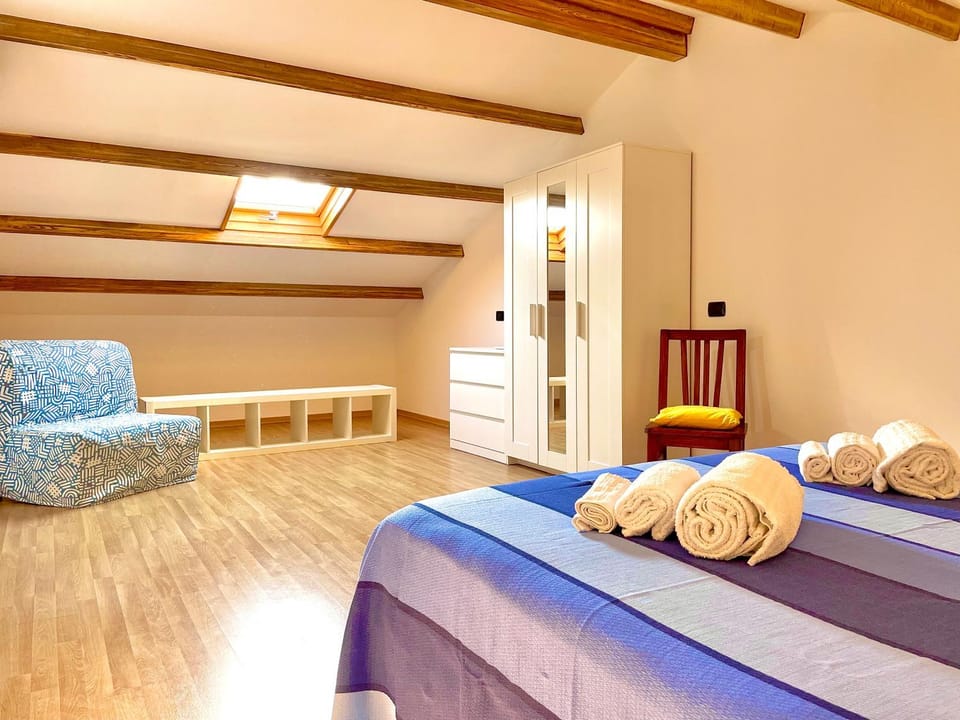Bed, Photo of the whole room, Bedroom, towels