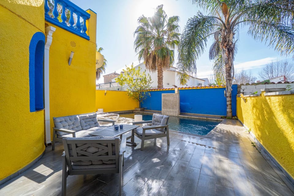 Casa con barbacoa , PISCINA con cascada , 4 HABITACIONES, capacidad HASTA 8-9 PERSONAS House in Alt Empordà
