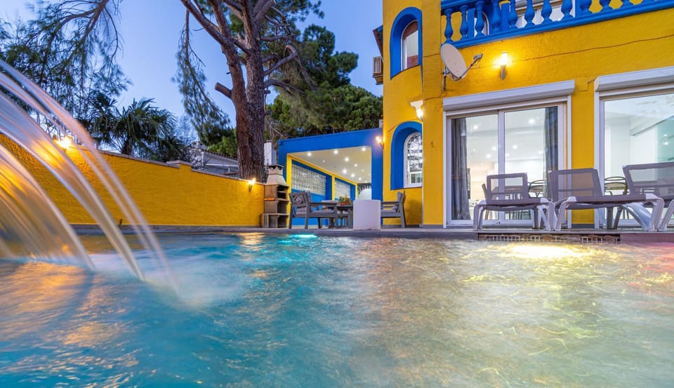 Casa con barbacoa , PISCINA con cascada , 4 HABITACIONES, capacidad HASTA 8-9 PERSONAS House in Alt Empordà
